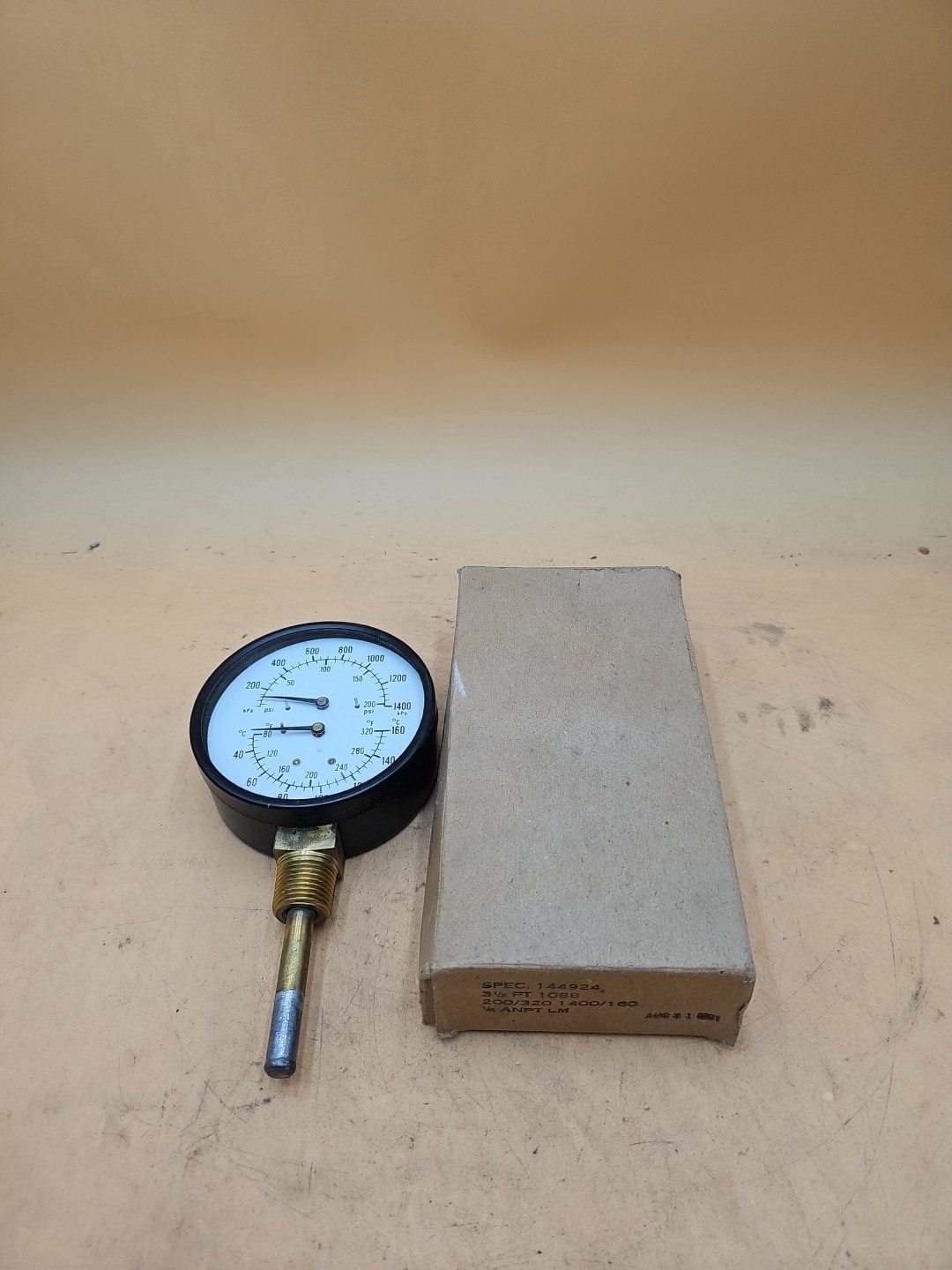 Ametek 144924 Pressure Gauge 3-1/2" 200/320PSI 1/2" NPT LM PT1088