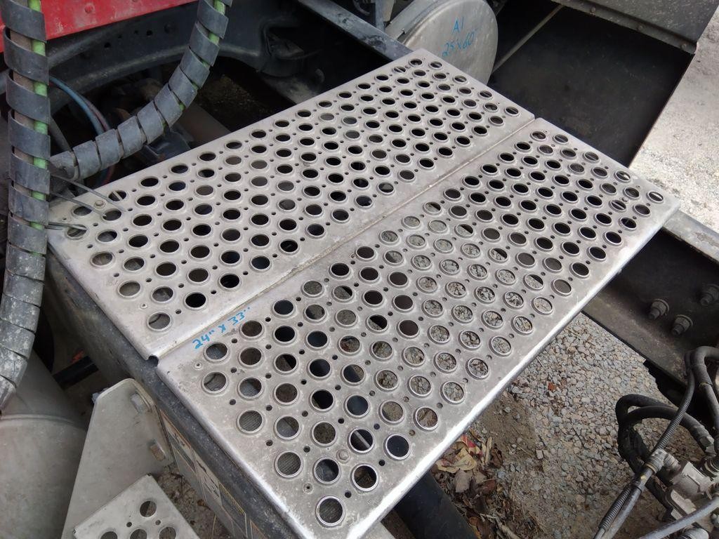 Replaces NA 2020 KENWORTH T680 DECK CATWALK ,  MN