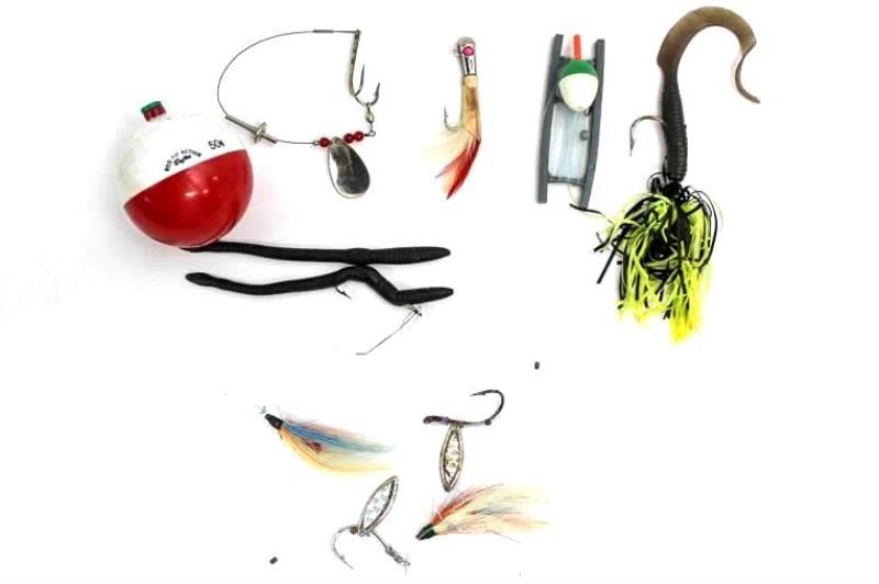 Lot of Vintage Fishing Lures Bobbers Line Worms and Hooks Pre-Owned Gear