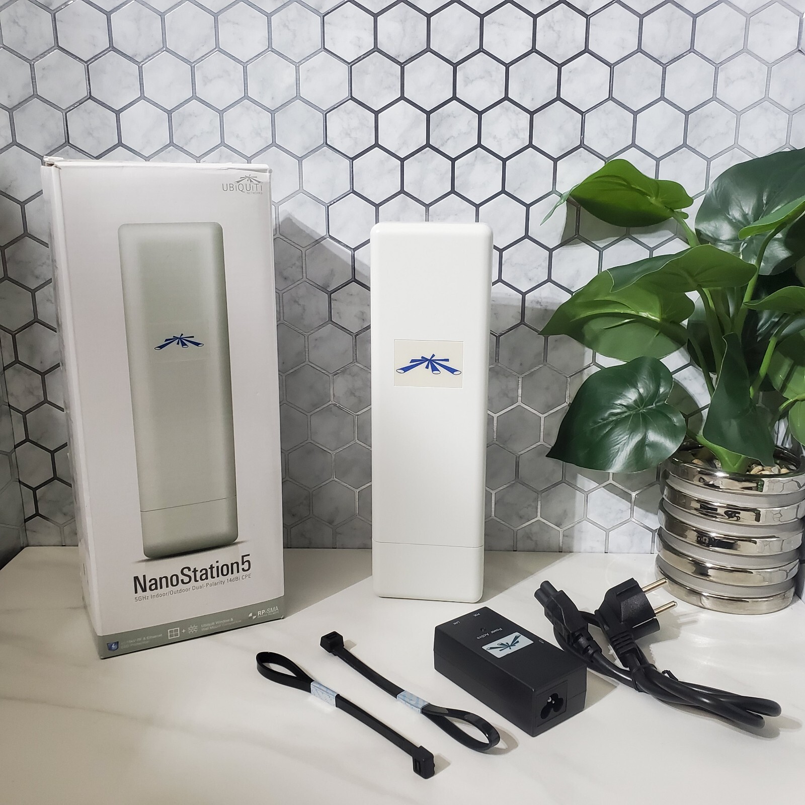 Ubiquiti NanoStation5 Indoor Outdoor 5GHz Dual Polarity 14Bi CPE NEW Open Box