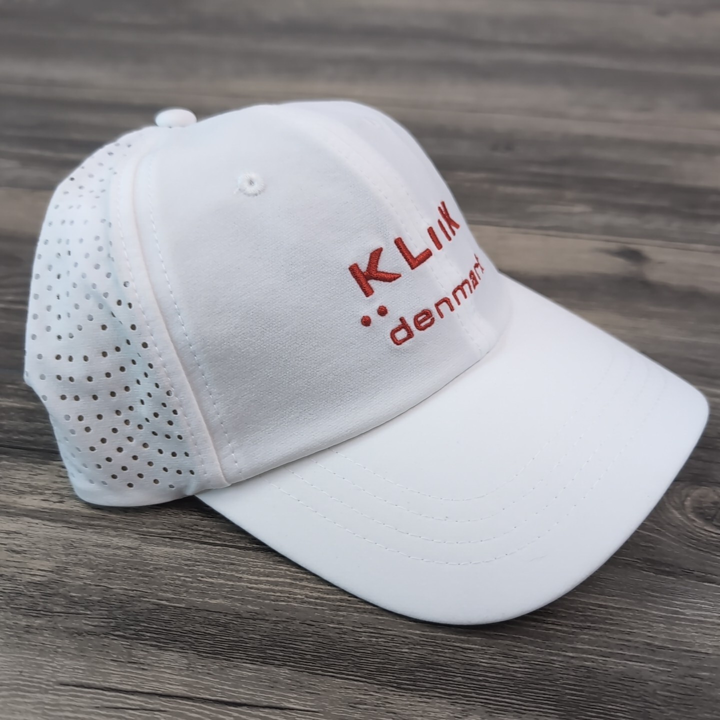 KLiiK Denmark Vented White Golf Hat Strap back Cap New With Tags