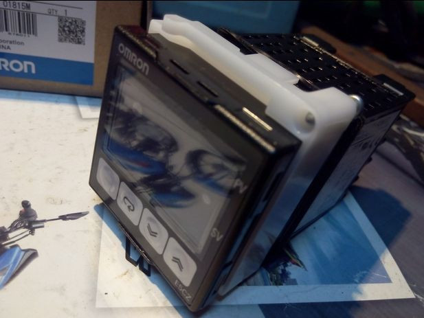 E5CZ-R2MTD E5CZR2MTD Omron Temperature Controller New in box free shipping