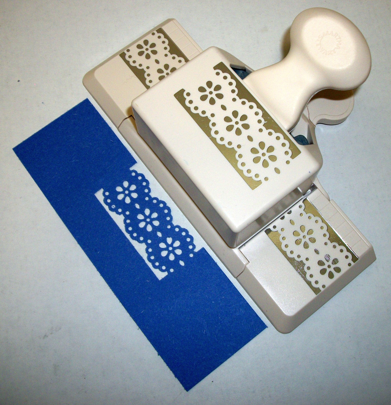 Border Craft Punch - Flower Burst Lace - by Martha Stewart 1-1/4" x 2-1/2"