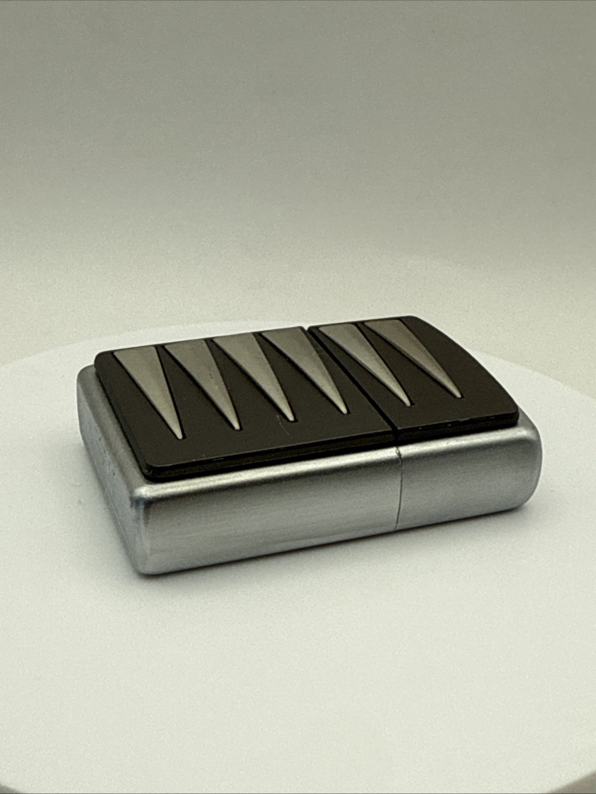 ZIPPO SILVER SPEARS LIGHTER 2002 - BNIB & RARE 389