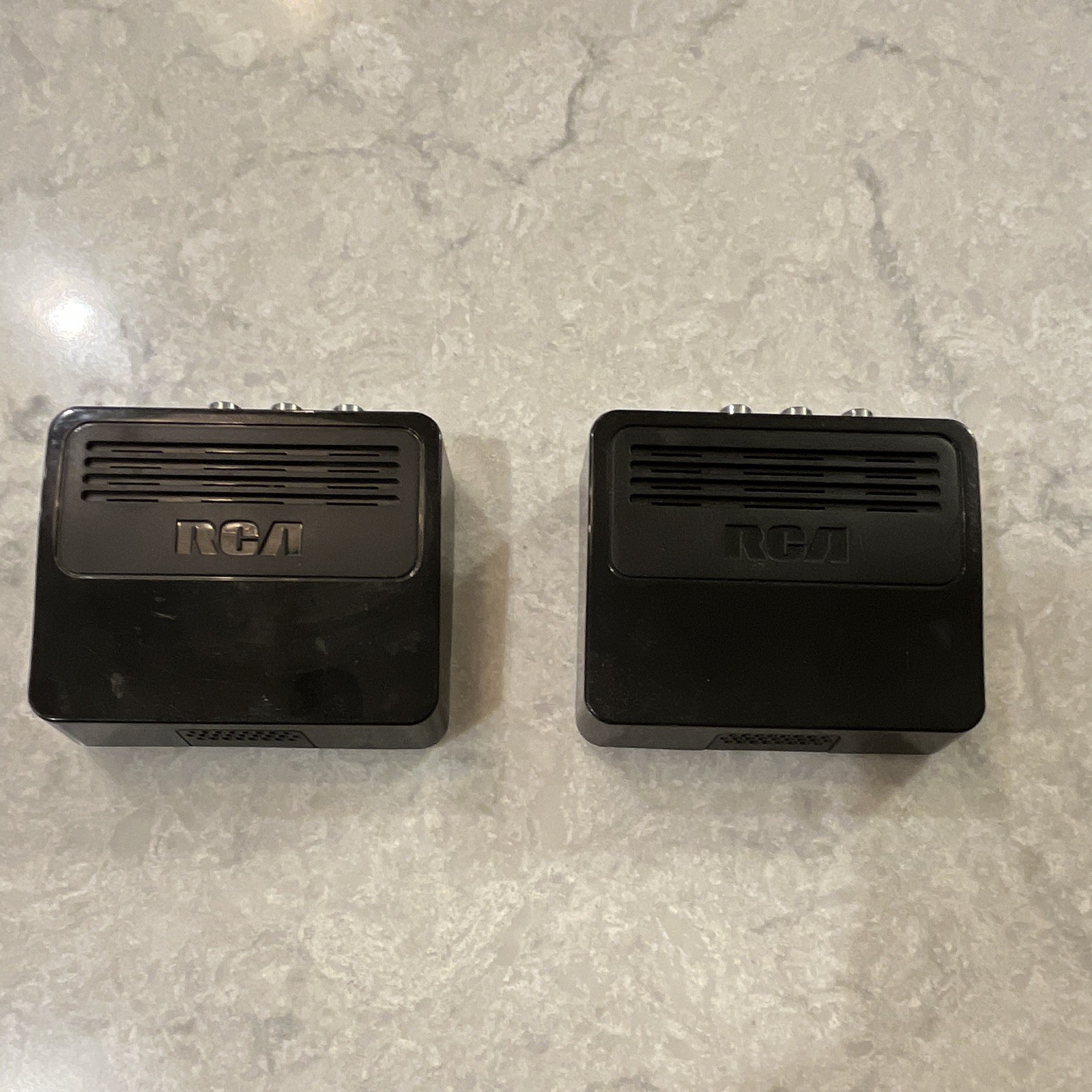 RCA DSB776W Wireless A/V Transmitter Receiver Pair 2.4GHz RCA/3.5mm Black