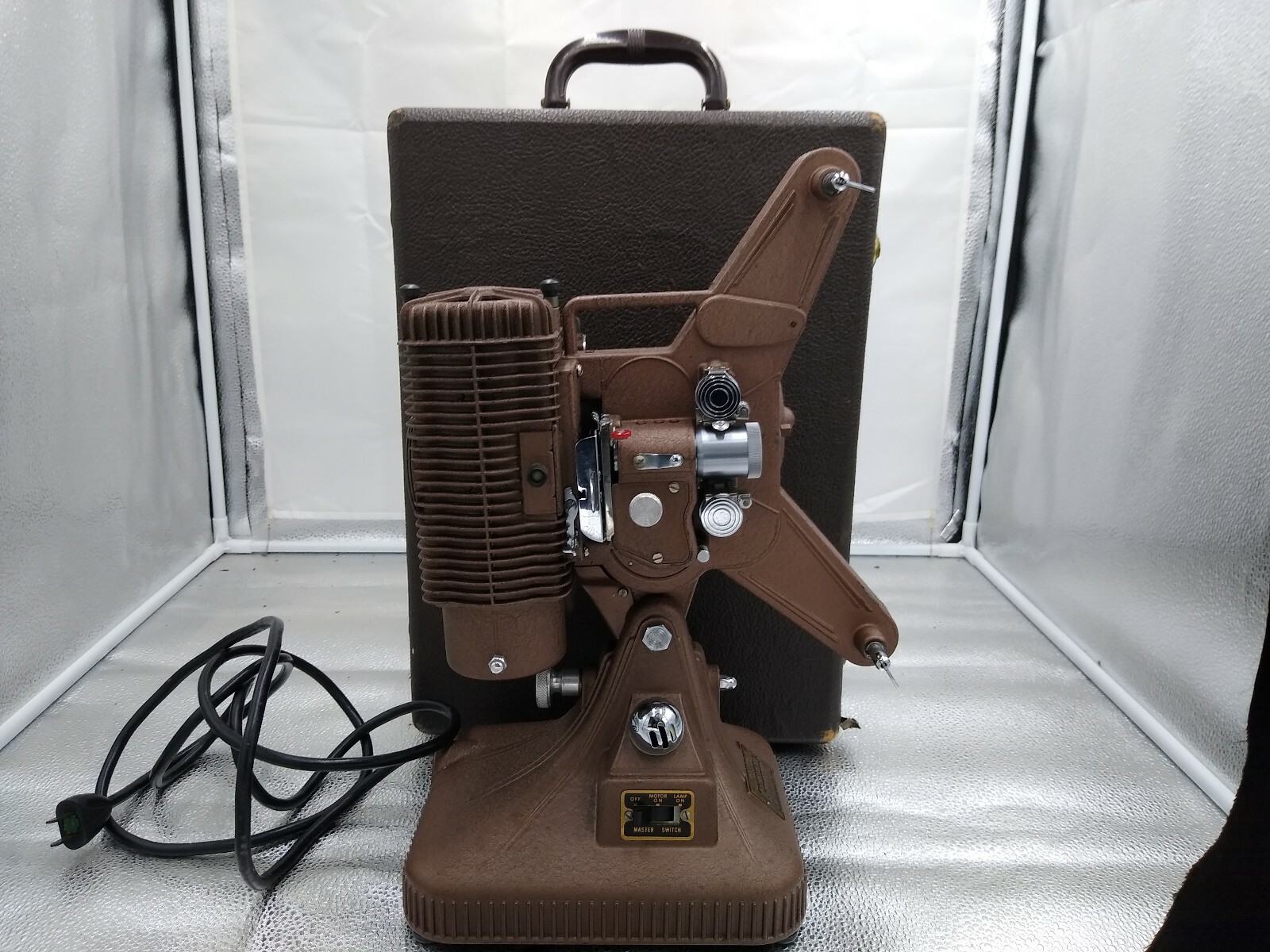 VINTAGE ART DECO KEYSTONE MODEL K-108 8MM MOVIE PROJECTOR WITH CARRY CASE