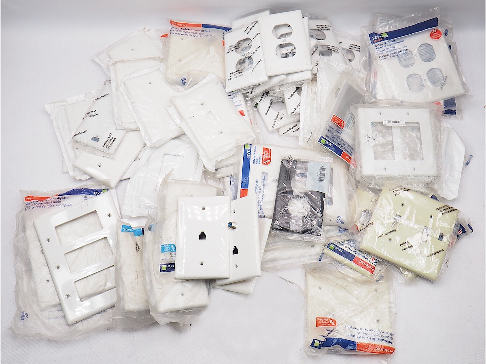 Lot of 69! NEW Legrand Pass & Seymour/LEVITON PLASTIC Outlet Covers *OPEN BOX!*
