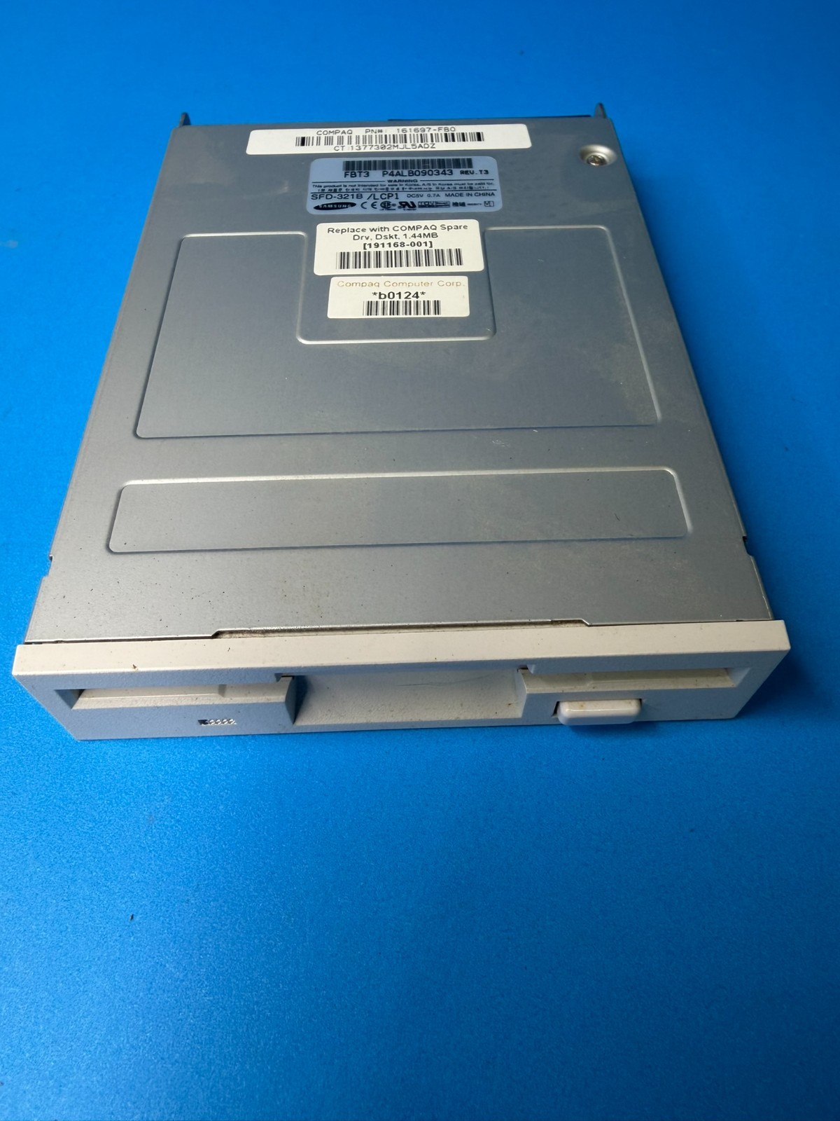 Compaq 3.5-in 1.44MB Floppy Disk Drive ~ 161697-FBO ~ L Gray