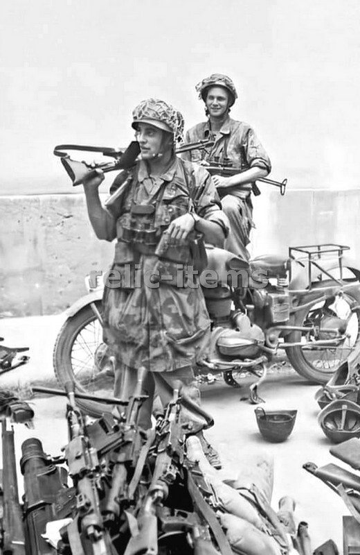 WW2 PICTURE PHOTO GERMAN SOLDIERS COLLECT ALLIED GUNS 6569
