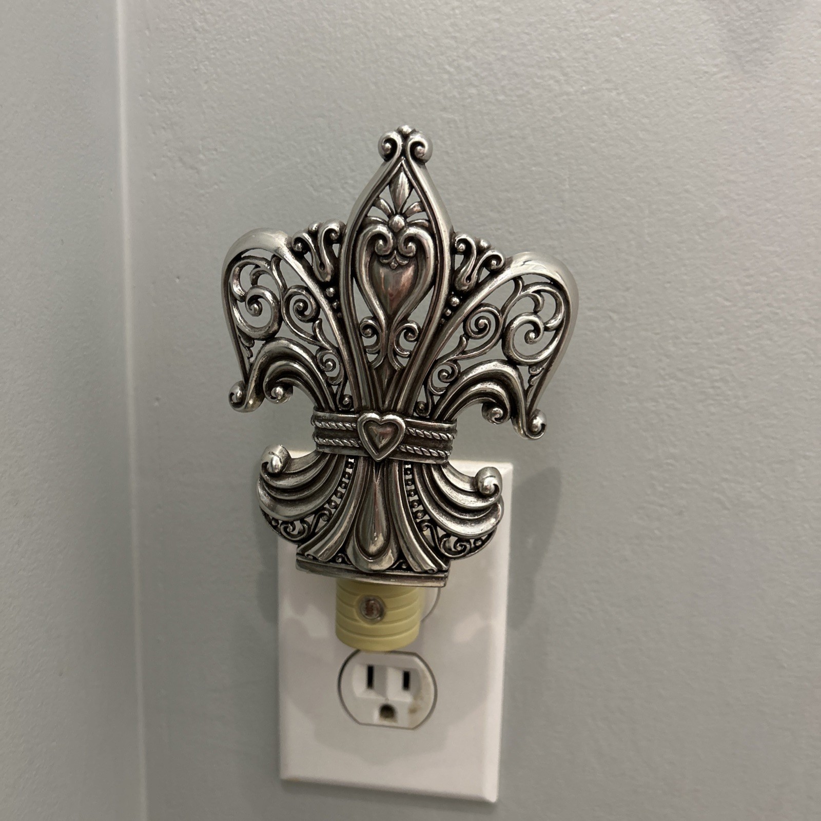 Brighton Nightlight HT100 Fleur de Lis Hearts Night Light Cover Base Silver
