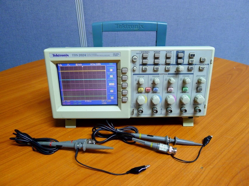 Tektronix TDS2024 oscilloscope w two of 200MHz compatible probe