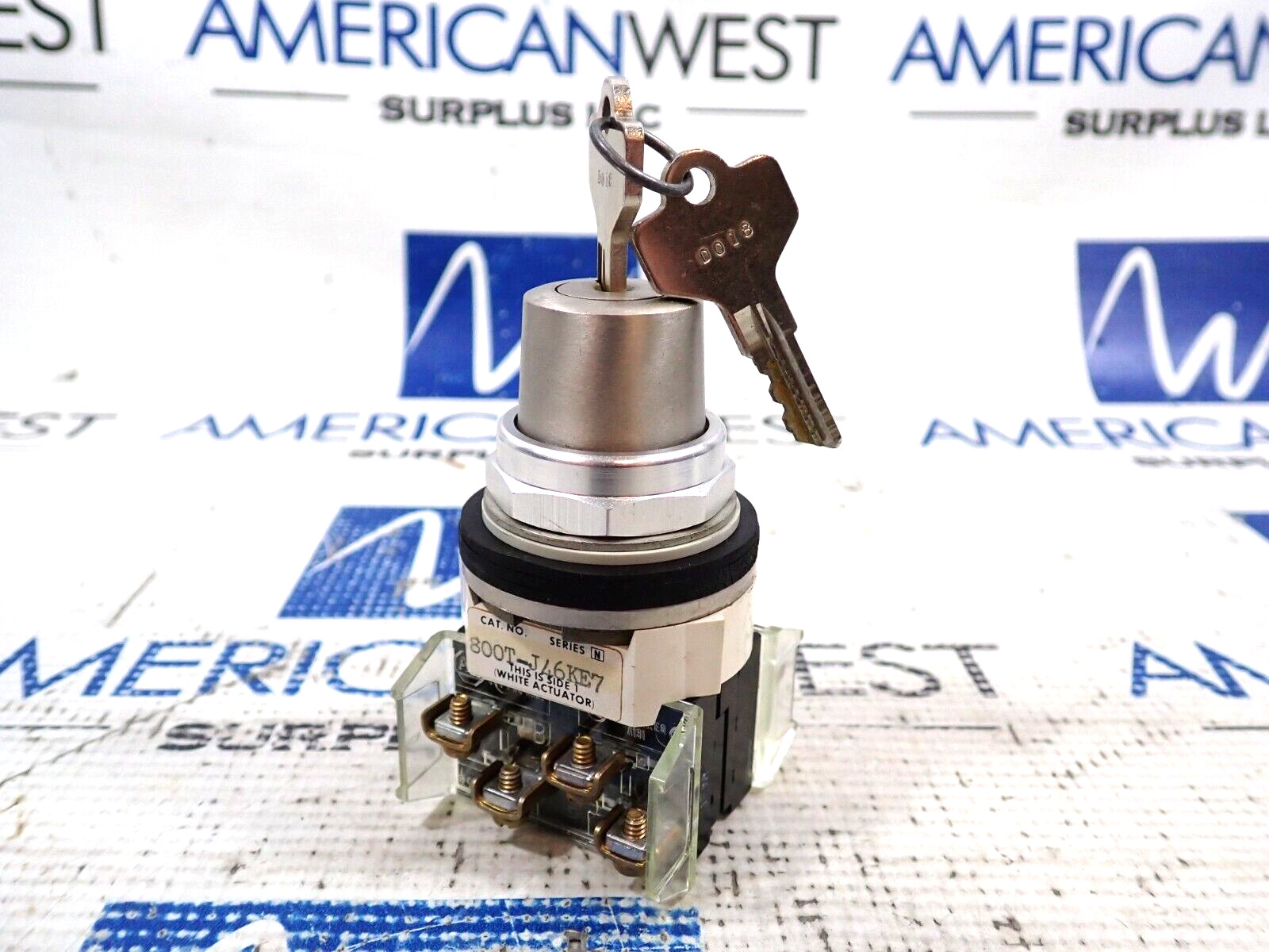 Allen Bradley Selector switch 800T-J46KE7 3Pos W/Keys