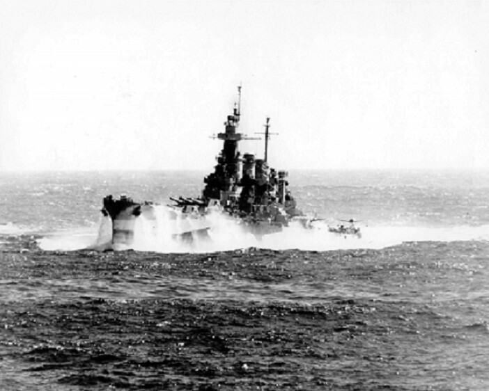 U.S. Navy Battleship USS North Carolina battles heavy seas WWII 8x10 Photo 270a