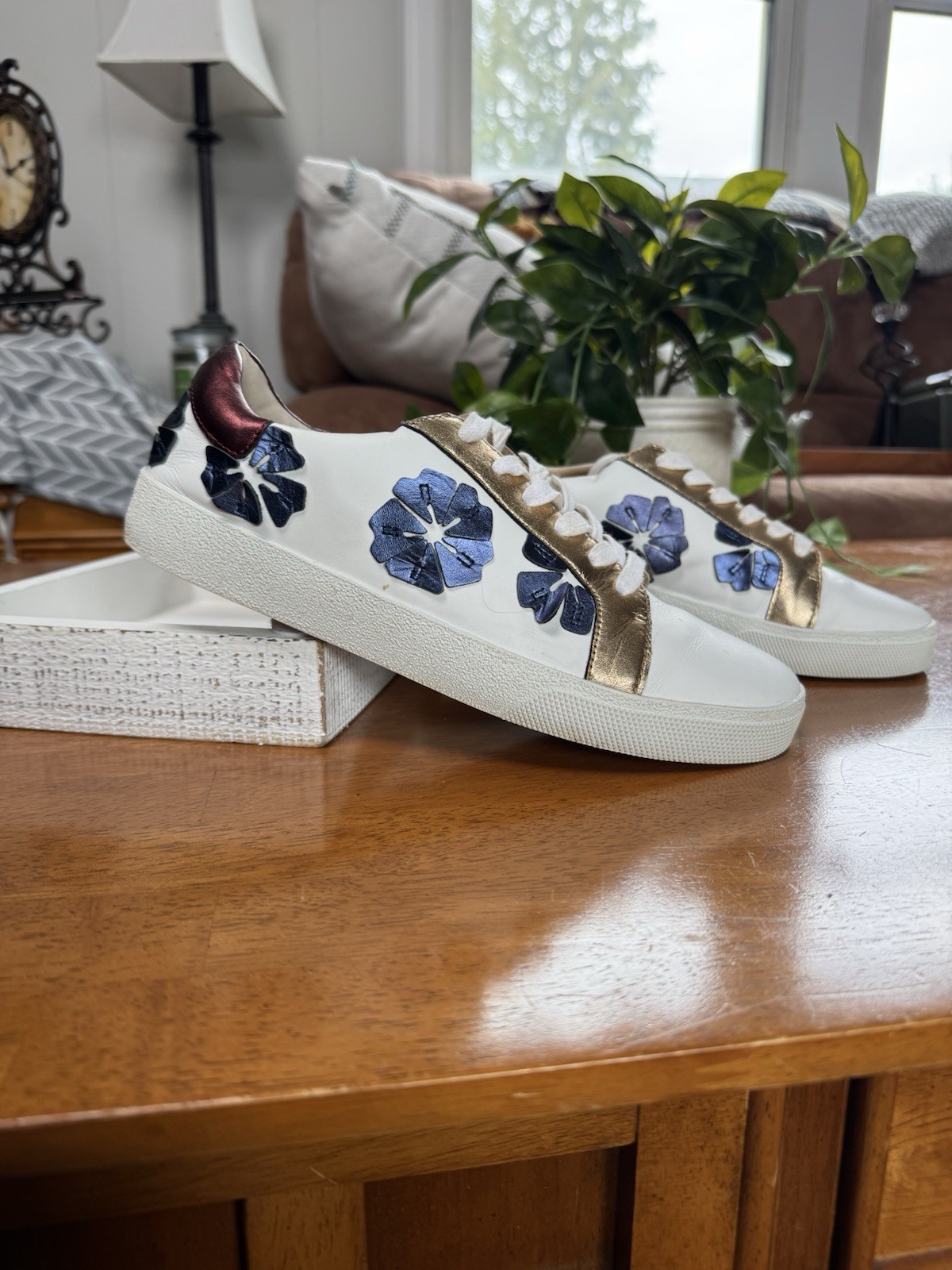 Vince Camuto Women’s Claudinia White and Gold Sneakers with Blue Flowers Size 9W