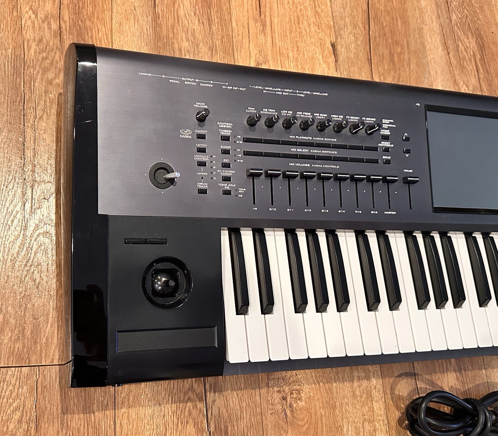 Korg Kronos 61 Music Workstation.........EXCELLENT CONDITION
