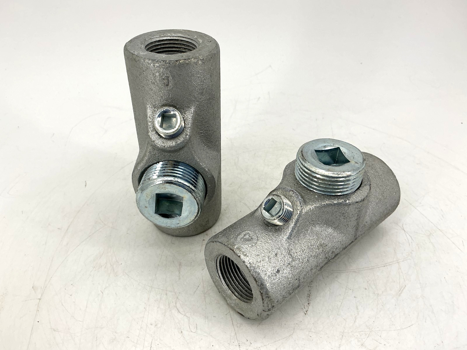 Lot of 2 New Eaton EYSX21 Sealing Fitting Vertical or Horizontal Female 3/4"