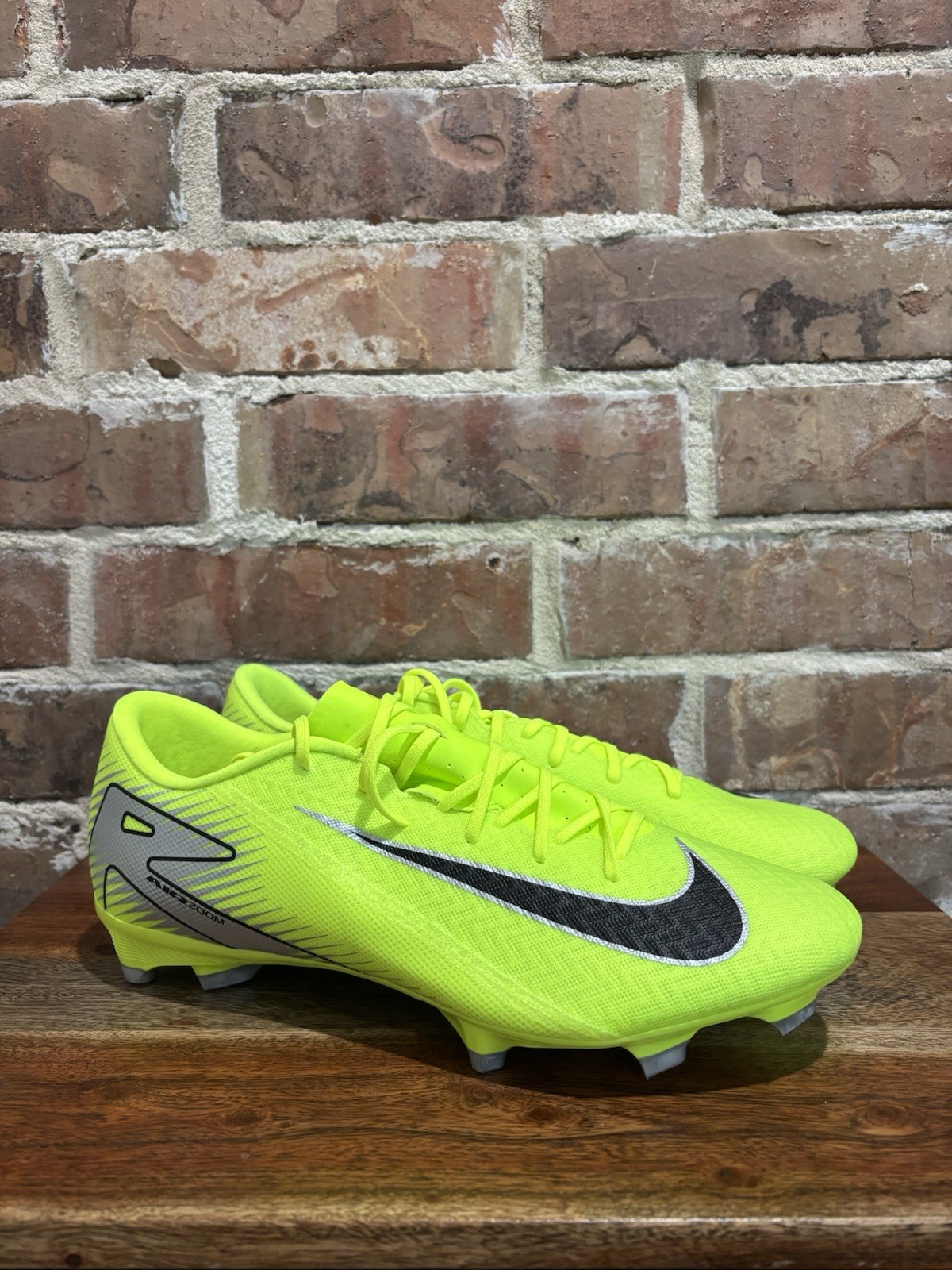 Nike Vapor 16 Academy FG MG Soccer Cleatd Men's Size 11 Volt Yellow FQ8374