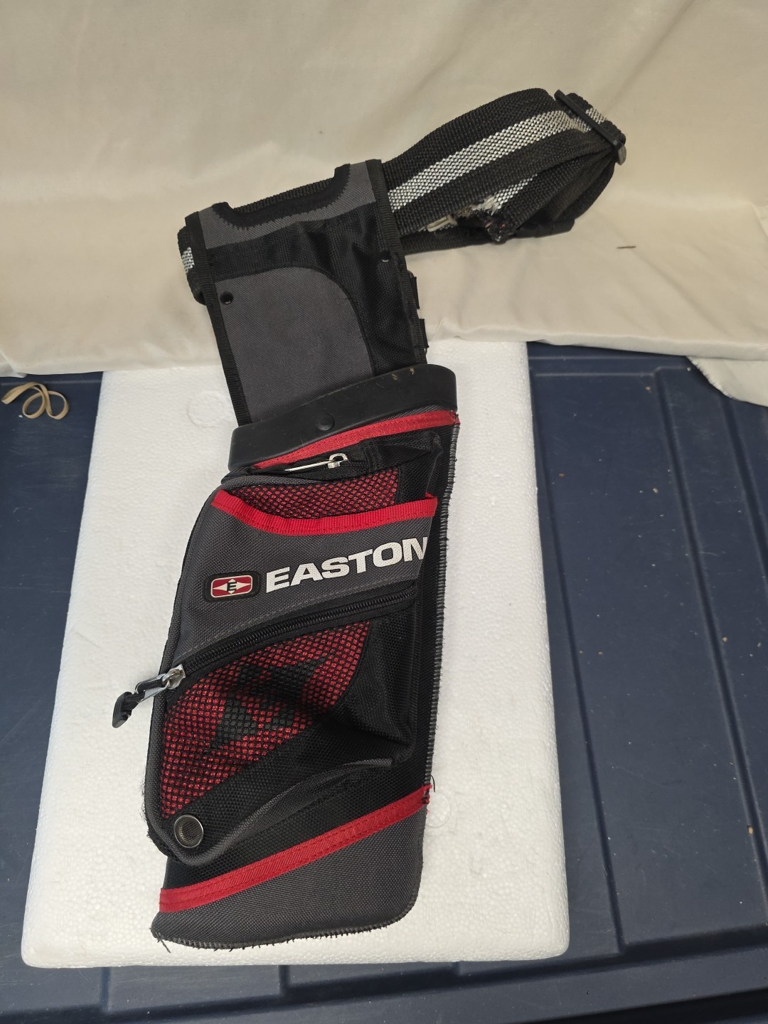 Easton Deluxe Feild  Hip Quiver Red With Belt Used Young Kids