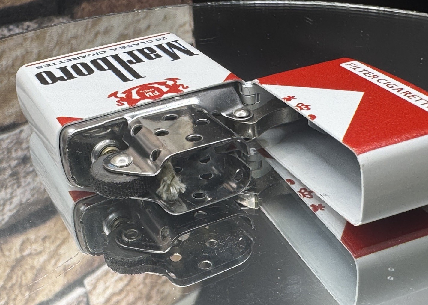 MARLBORO ADVERTISIGN VTG METAL WINDPROOF LIGHTER