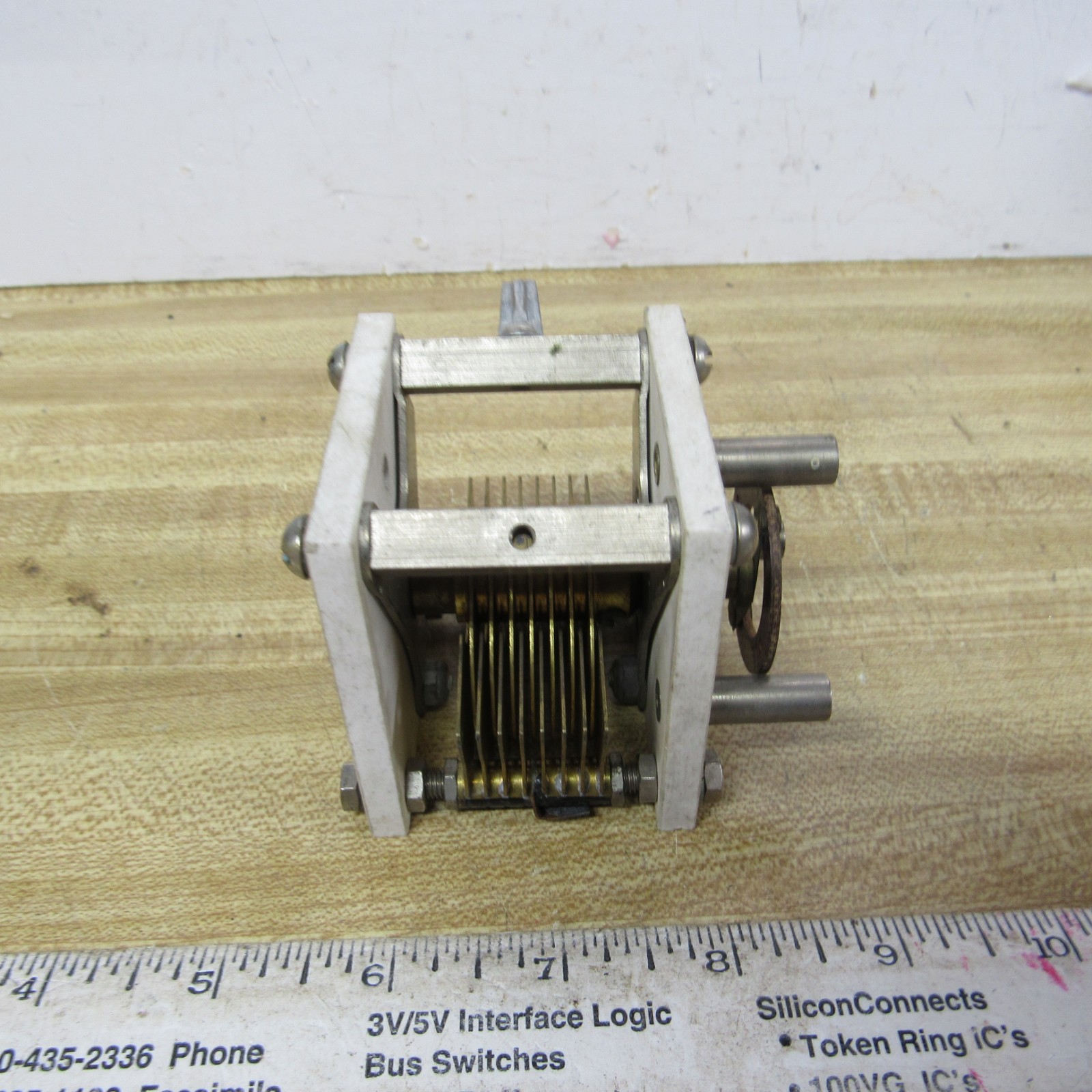 VARIABLE CAPACITOR  140 pF 15 to 140 pF 1/4 in shaft FREE TURNING