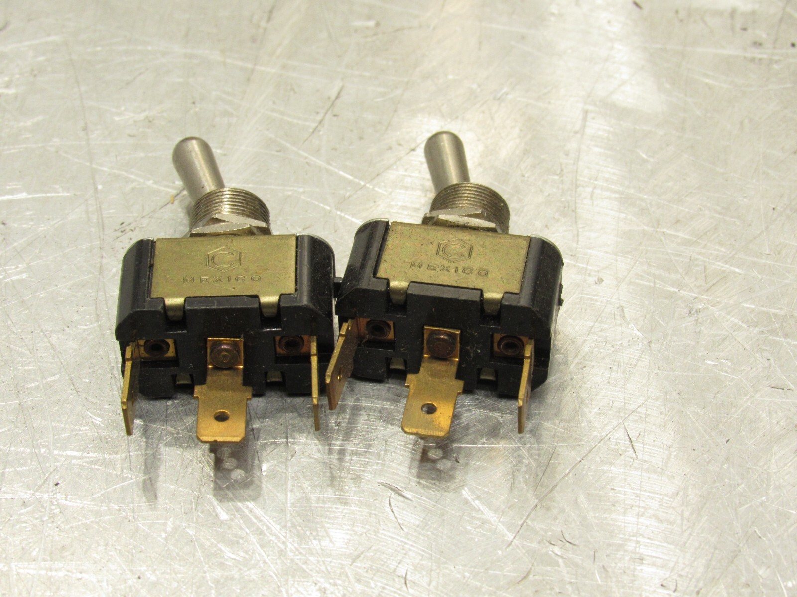 Double-Pole/Single-Throw Toggle Switch  On-on on-off  12-24V Heavy-Duty DPST