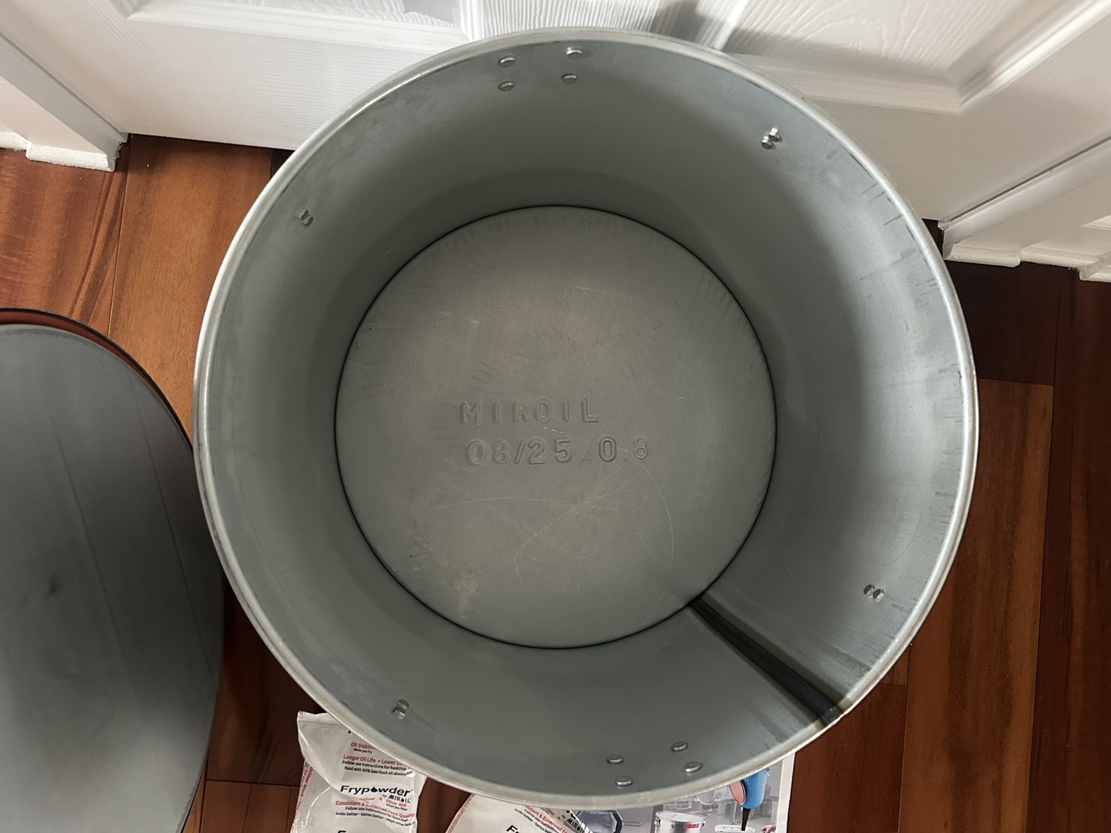 MirOil Model 60LC Drain Pot With Lid & Castor Base, Silver – 7 Gal