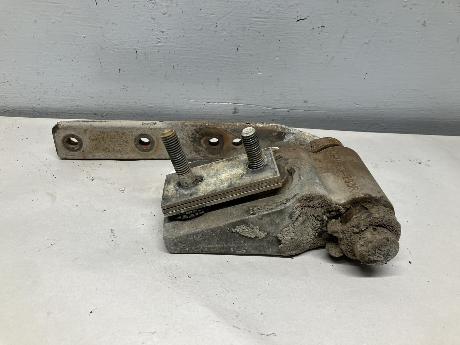 Kenworth T800 Right/Passenger Hood Hinge - Used | P/N K277C293R