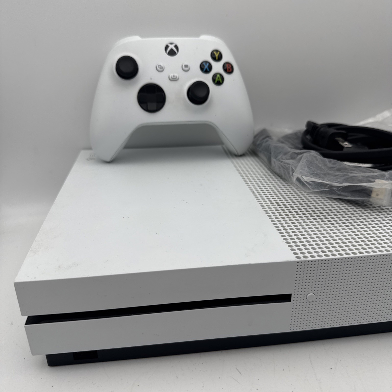 XBOX ONE S 1TB CONSOLE 1681 WITH 1 CONTROLLER & CABLES - TESTED (WBP018149)