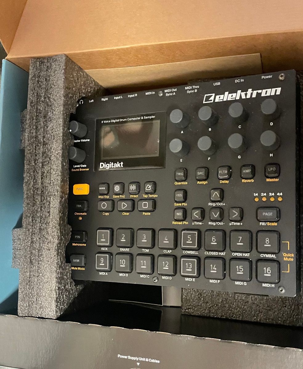 Elektron Digitakt Digital Drum Machine Sampler Groovebox Sequencer w/ Box