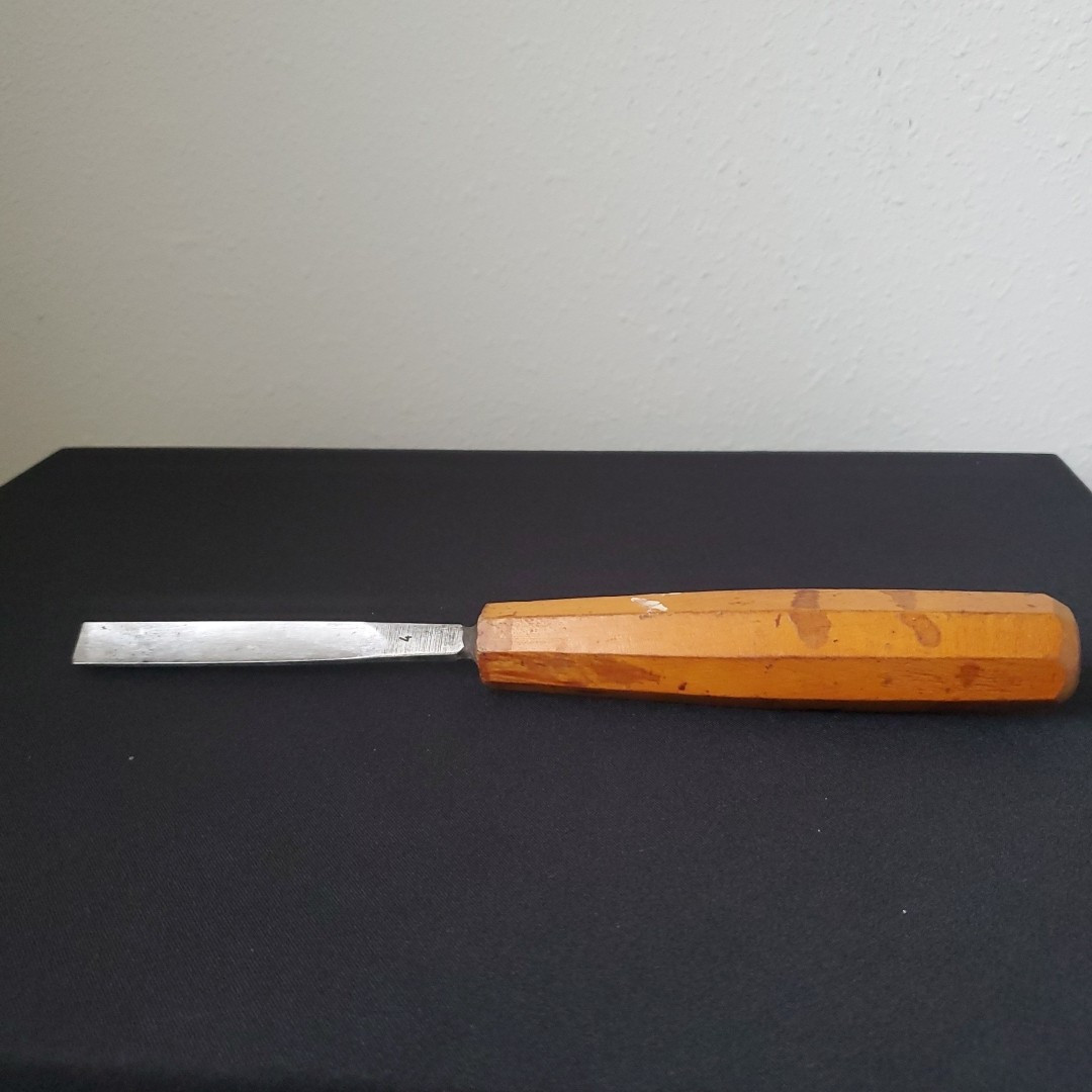 VINTAGE MARKED BUT UNKNOWN BEVEL EDGE CHISEL #4