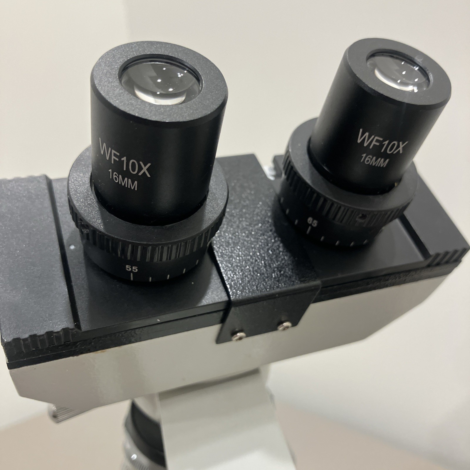 Omax M82E Compound Light Microscope w eyepieces and power cord