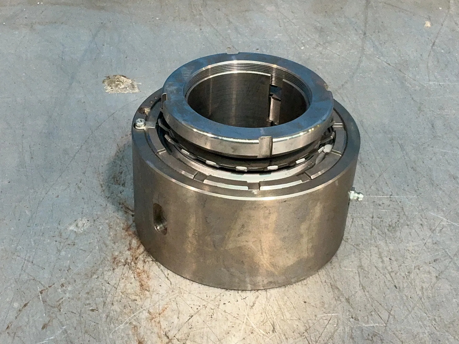 LARGE GREASIBLE BEARING