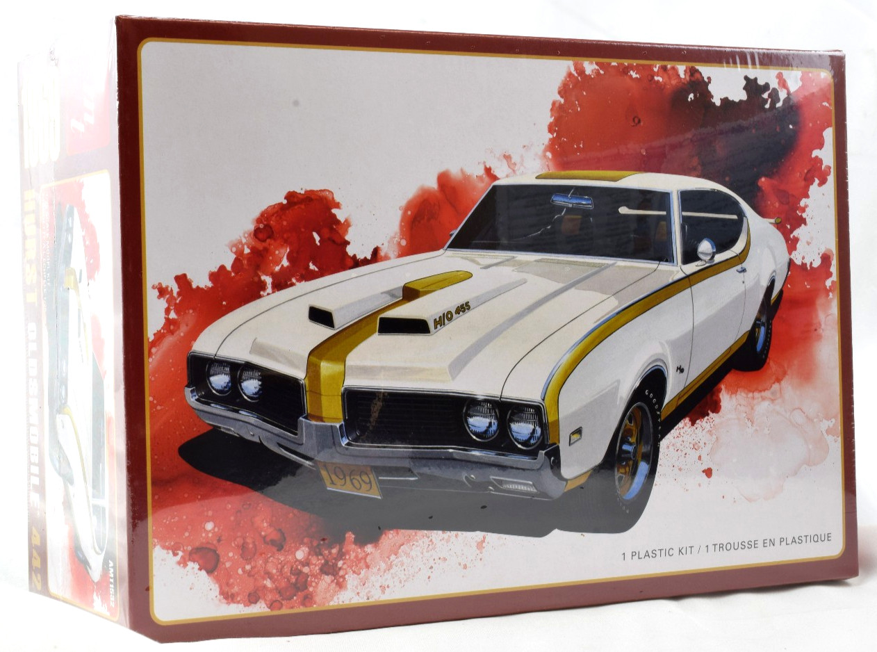AMT 1969 Hurst Oldsmobile Cutlass 442 1:25 Scale Plastic Model Car Kit 1532