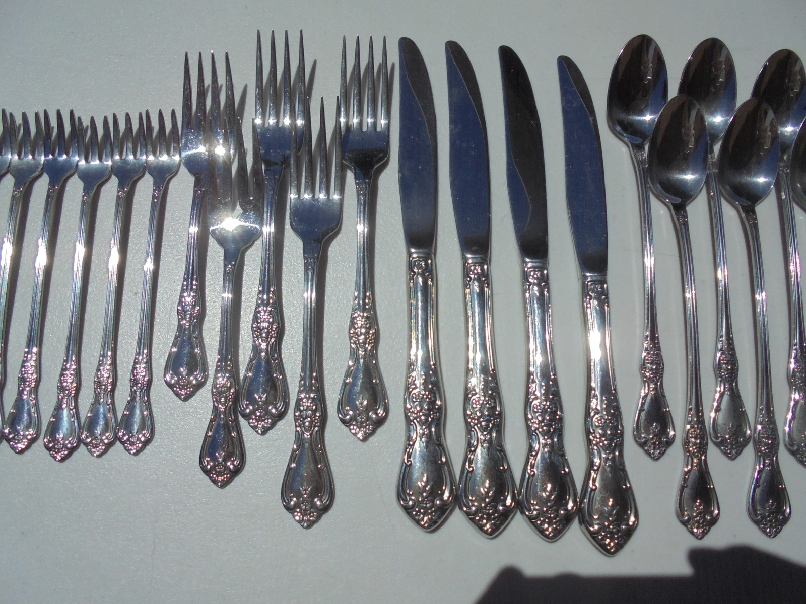 27 Pcs Oneida Distinction Deluxe Kennett Square Stainless Flatware