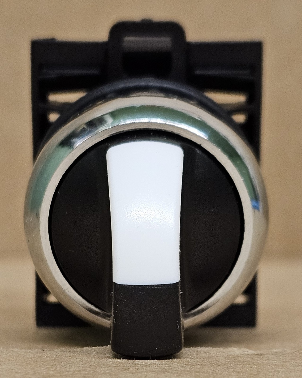 Eaton M22-WRK-K10 Selector Switch 2-Position