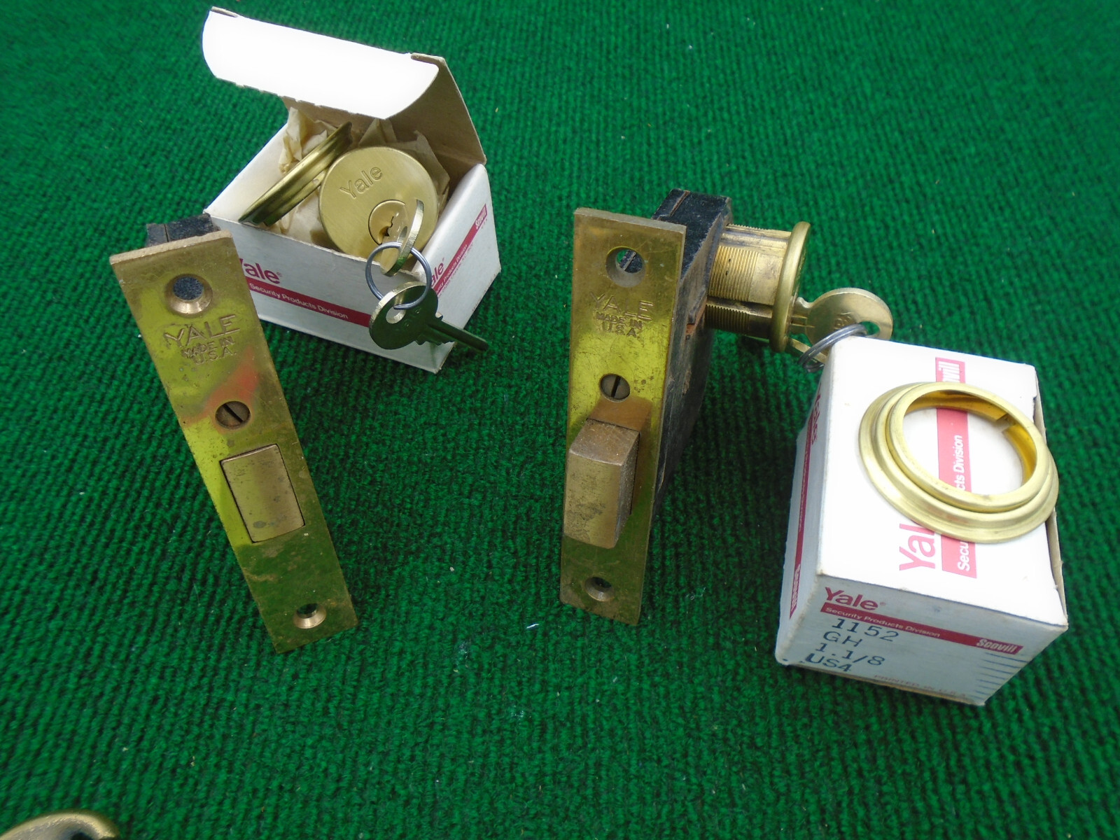 ONE CIRCA 193O YALE DEAD BOLT w/NOS LOCK CYLINDER & KEYS (40967)