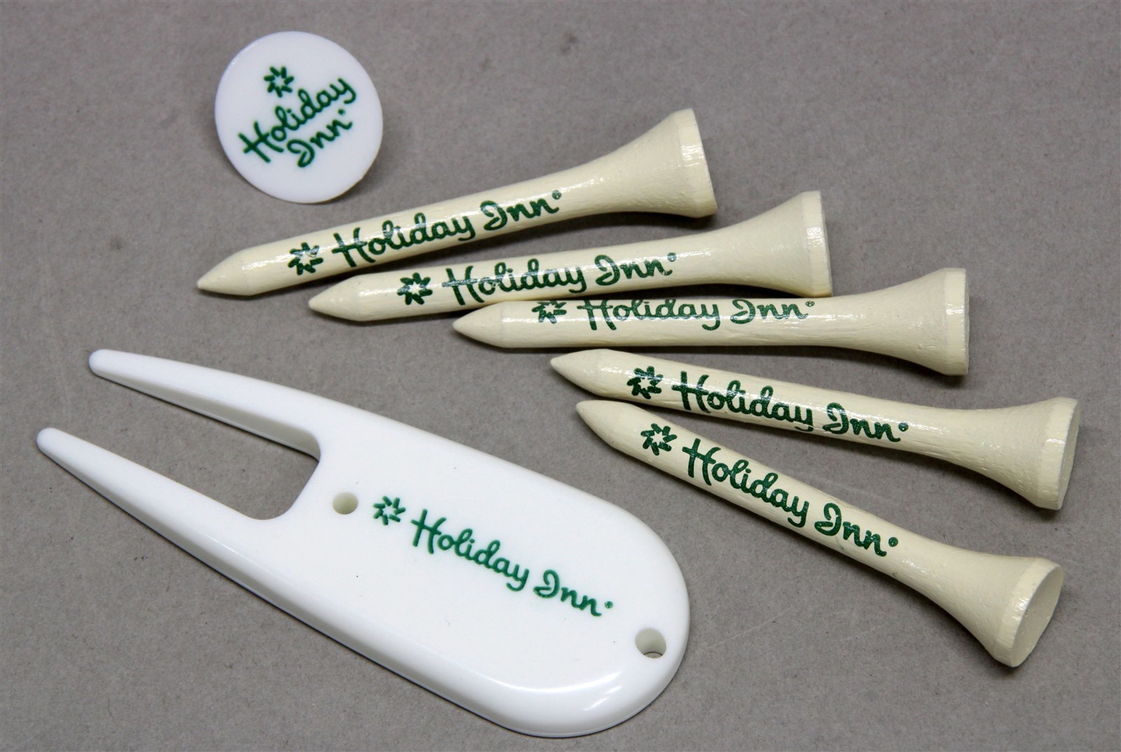 Set Plastic Golf Divot Tool w/Ball Marker & Tees HOLIDAY INN Advertising NEW