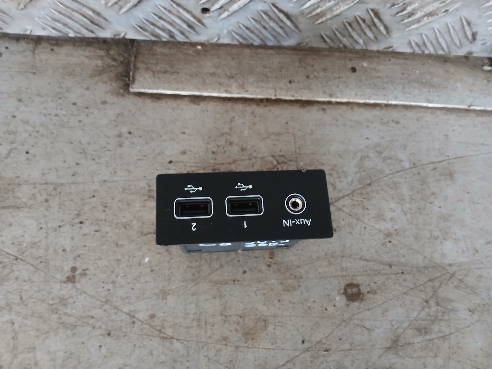 RENAULT ZOE GT USB & AUX SOCKET 280231553R 100KW R135 2019-24