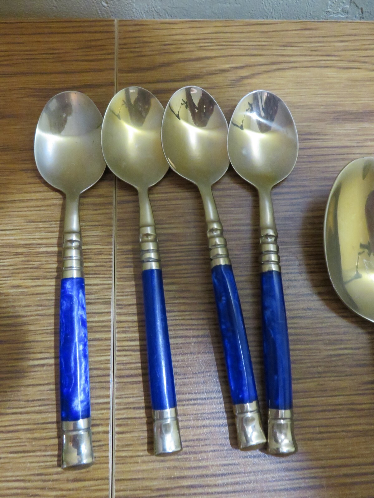 20 PIECE GOLD METAL BRASS? FLATWARE BLUE HANDLES SETTING FOR 4