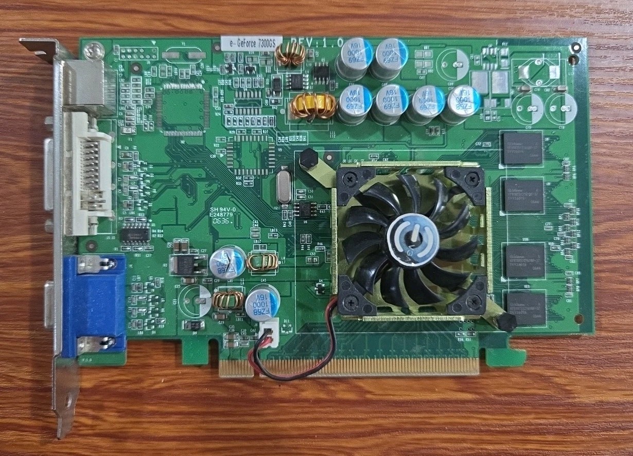 VINTAGE E-GEFORCE 7300GS GRAPHICS DISPLAY CARD PCI *D5