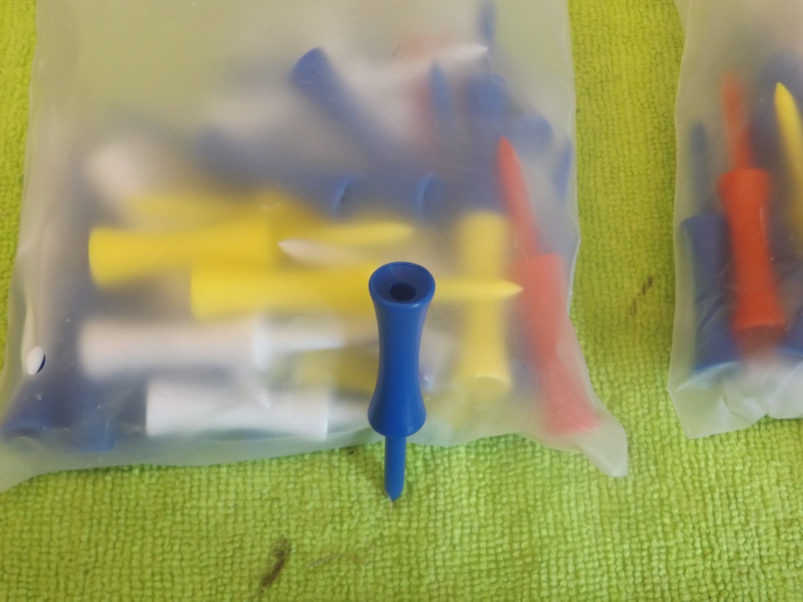 New Castle step down plastic golf tees 2 5/8" - 1.5" stick up (100- piece set)