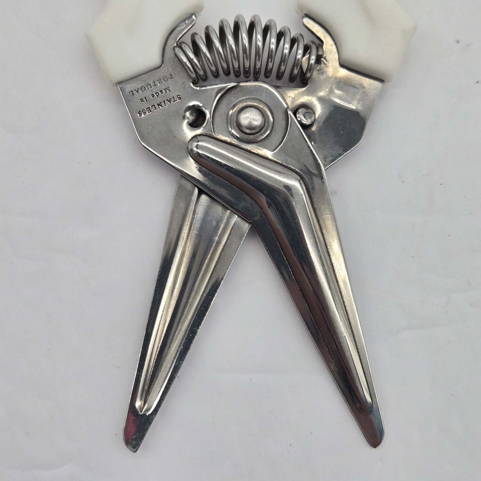 Pampered Chef 1075 Multi Purpose Kitchen Shears Scissors White with Wall Holder