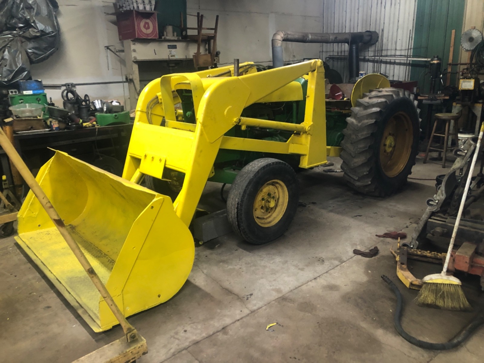 John Deere 1010 IDUSTRIAL TRACTOR WITH LOADER AND REBUILT ENGINE