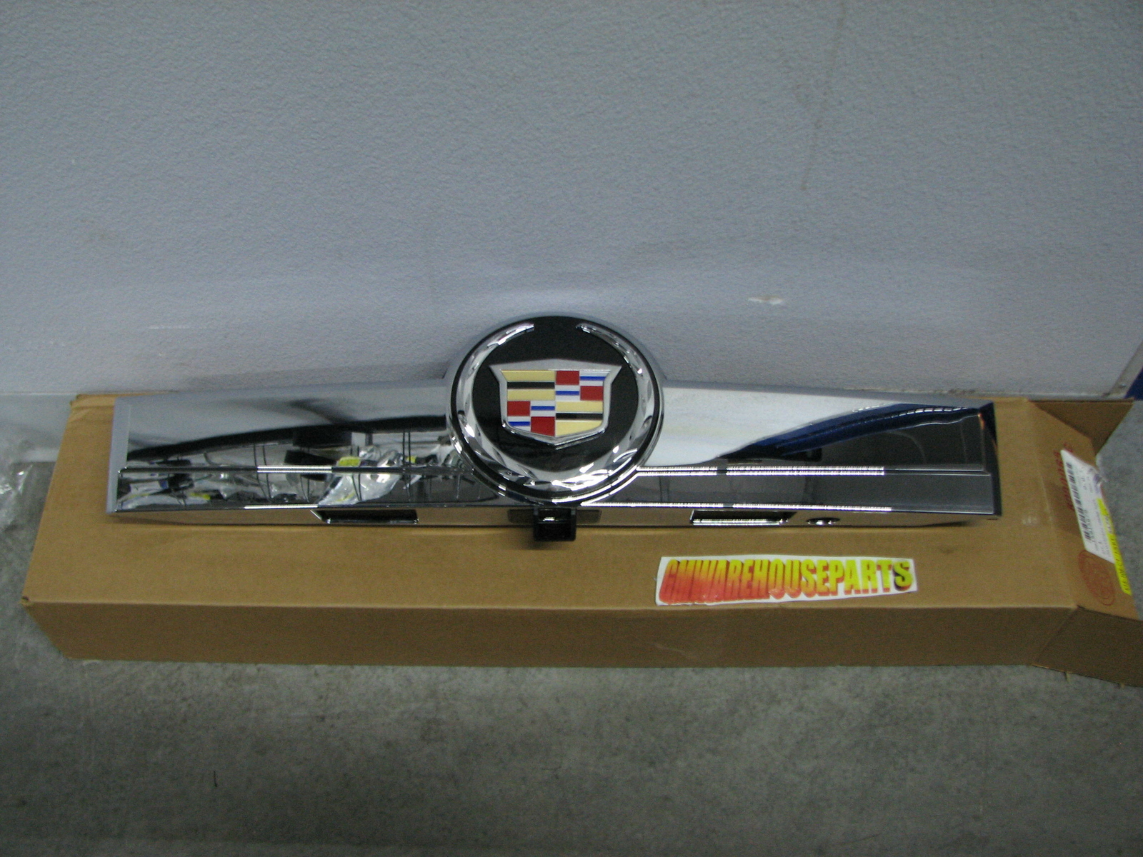 2007-2008 ESCALADE TAIL GATE LIFT GATE CHROME MOLDING W/EMBLEM NEW GM # 15915679