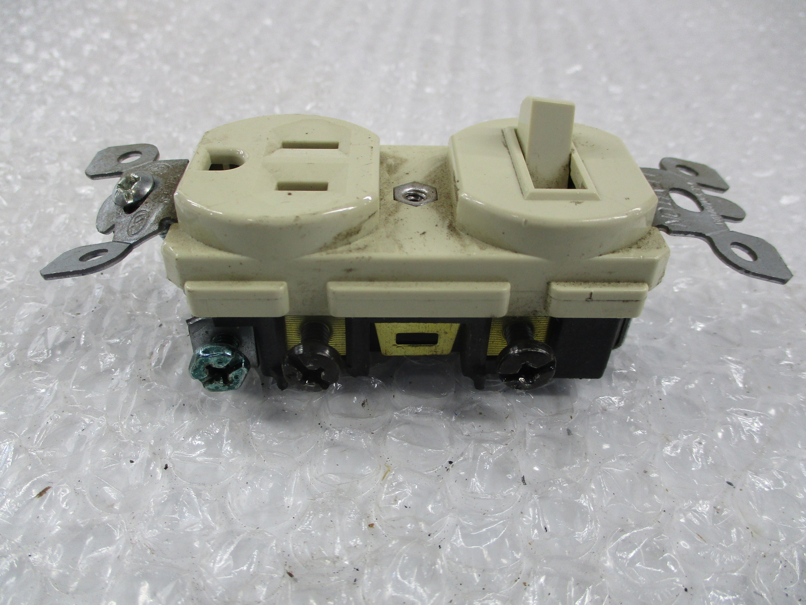 LEVITON 042-5225 TOGGLE SWITCH NSNP