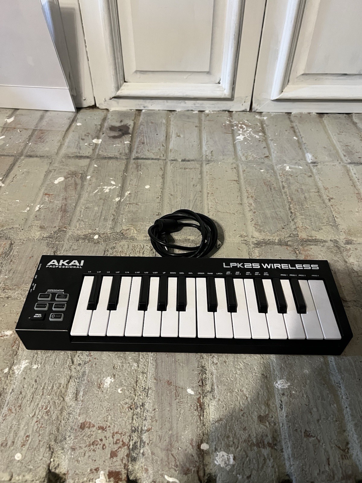 Akai Professional LPK25 Portable Wireless Midi Keyboard Bluetooth,USB, Battery