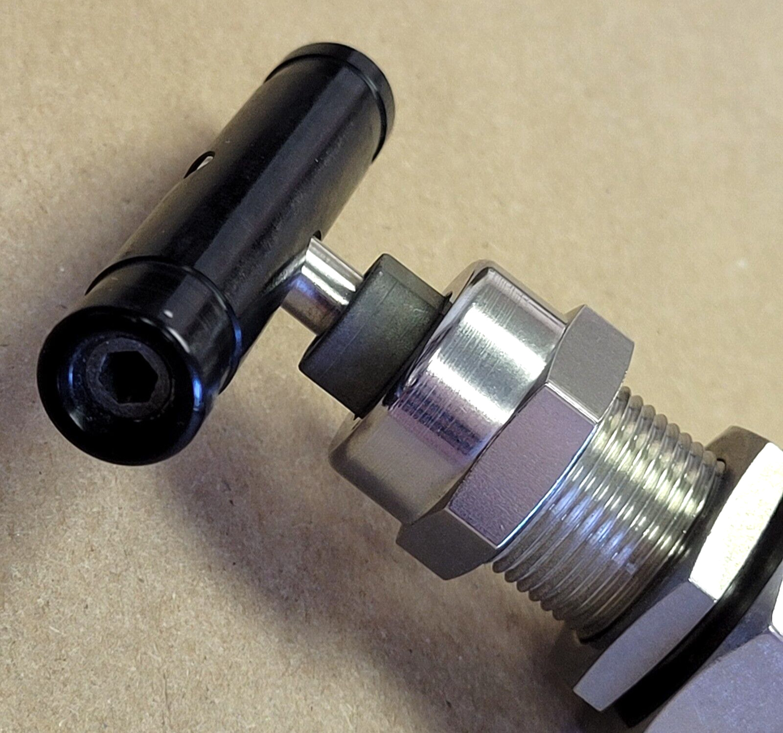 WHITEY SS-6NRS6 STAINLESS STEEL NEEDLE VALVE