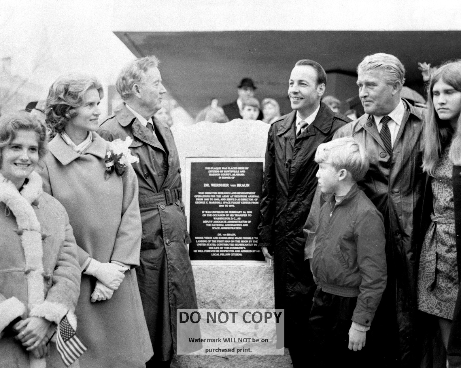DR. WERNHER VON BRAUN HONORED IN HUNTSVILLE - 8X10 NASA PHOTO (DA-388)