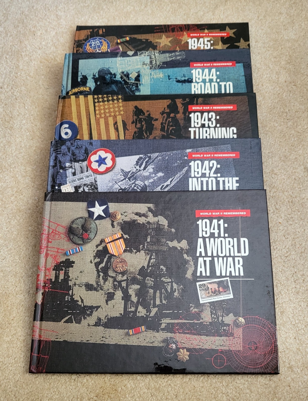🚨 USPS World War II Remembered  1941-45, MINT STAMPS with BOOKS and CASE