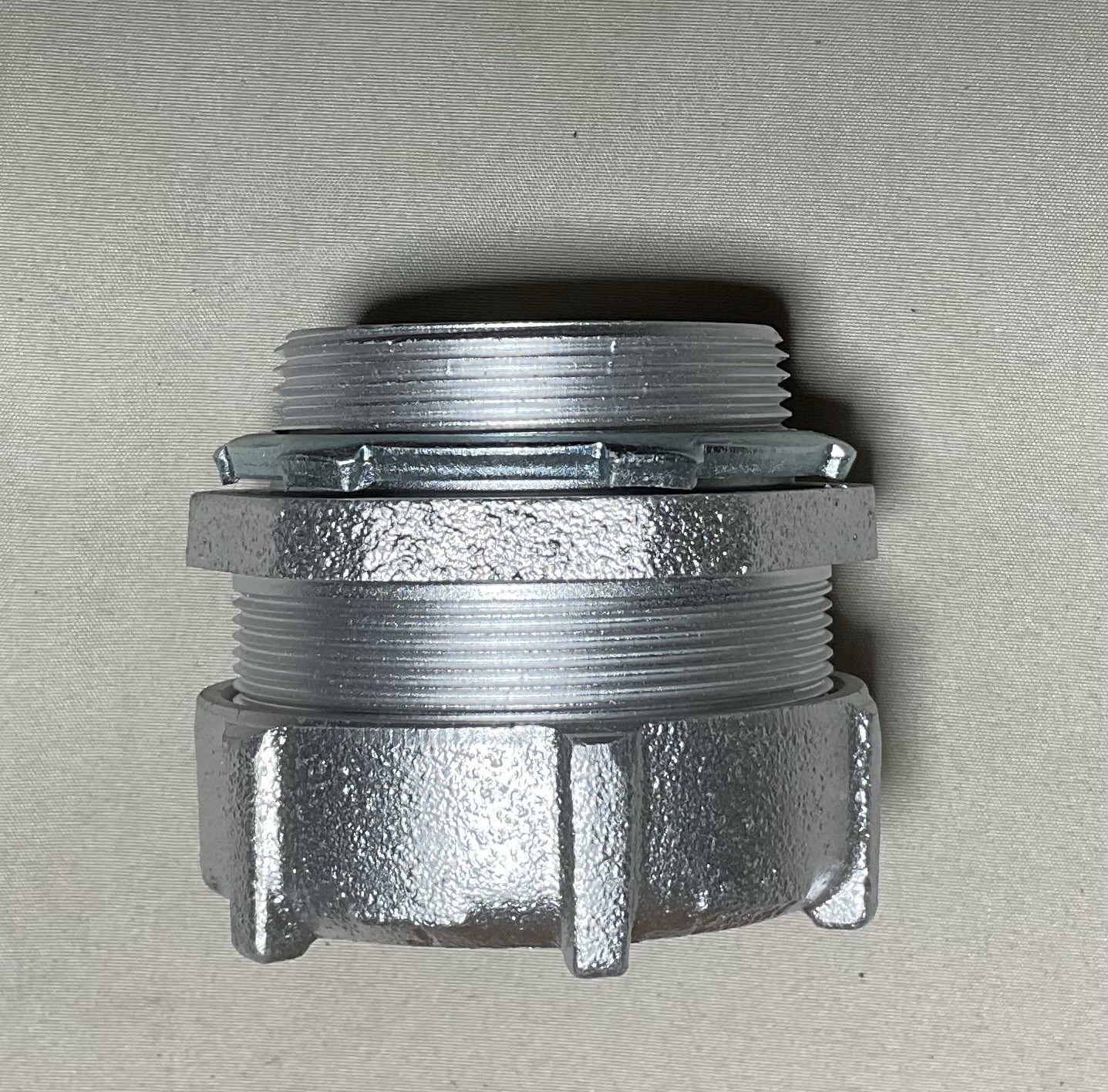 MALLEABLE IRON 2” Rigid Conduit Compression Connector threadless